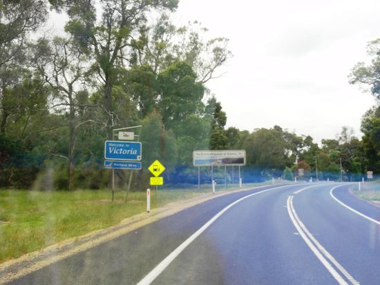 Auf der Fahrt von Mt Gambier nach Warrnambool überquerten wir die Grenze von South Australia nach Victoria - und verloren nochmals eine halbe Stunde durch die Zeitverschiebung