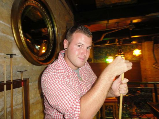 Achtung;  Fredy bereitet sich auf das Spiel vor