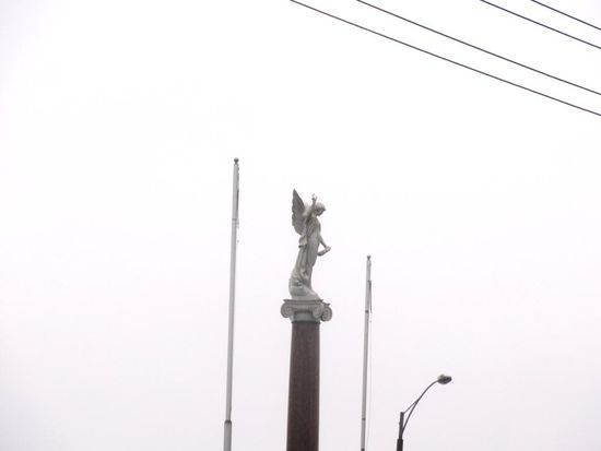 Man nennt dieses Kriegsdenkmal auch Dirty Angel...Warum wohl??...