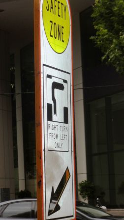 Diese Verkehrsordnung ist auch gewöhnungswbedürftig; Beim Rechtsabbiegen muss man Mitten auf der Kreuzung auf die linke Fahrspur, rechts blinken und warten, bis alle vorbeigefahren sind. Einzigartig!!