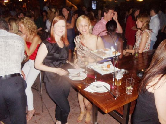 Samstagabend bei einem Drink und Häppchen am Opera House. Ging mir natürlich blendend mit dieser hübschen Begleitung