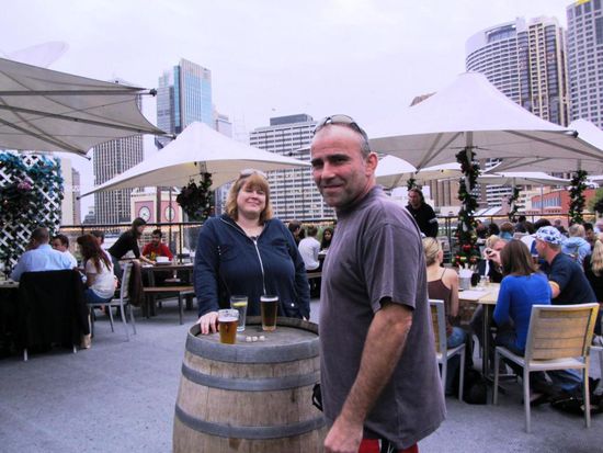 Würfeln (Tschiggä) auf dem Dach vom Glenmore Hotel Pub. Oooch, es gefällt!!!