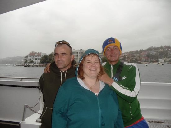Unsere Regenausflüge machten trotz dem Wetter Spass..Hier sind wir auf der Fähre nach Watson's Bay