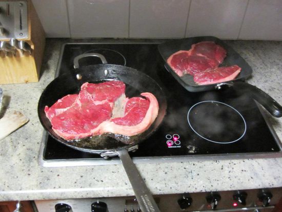 Am Abend gab's dann zu Hause die grössten Steaks, welche wir finden konnten...lecker