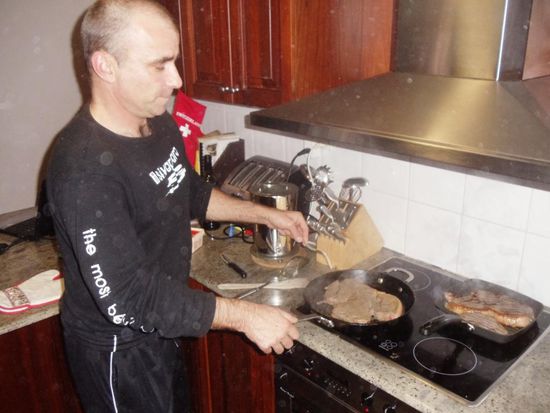 Fleisch grillen und braten ist Heinz's Sache. Jaja, er kann's!!