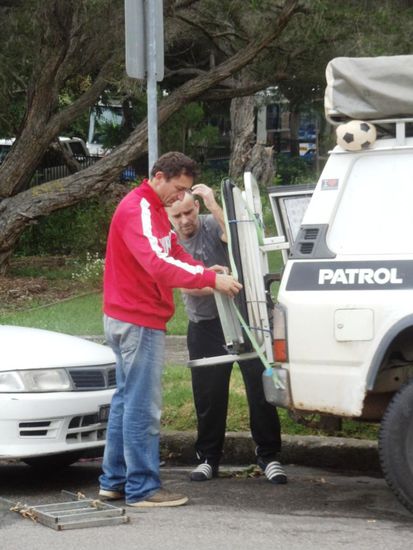 Freitagmorgen geht's dann los. Gemeinsam und mit einigen konstruktiven Diskussionen wird der Nissan Patrol bepackt und beladen
