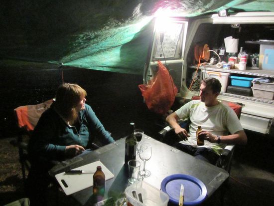 Lockere, feuchte Abendstimmung bei Regen. Die Temperaturen sind recht angenehm und daher stört das bisschen Wasser nicht, welches durch die Plane kommt - oder doch??