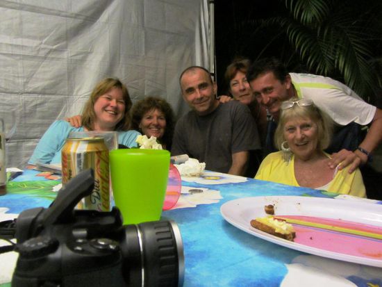 Australische Campingparty mit Maggie, Sue und Heidi. Leider mussten wir nach Mitternacht das Zusammensein abrupt abbrechen....der Lärmpegel überschritt die erlaubten Dezibel..