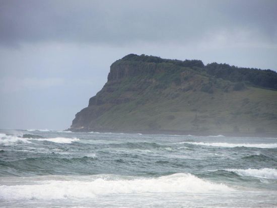 19 Grad warmkaltes Wasser mit hohen Wellen. Das Reinsteigen fällt einem am Anfang schwer, aber wenn man mal drinnen ist, ist es fantastisch