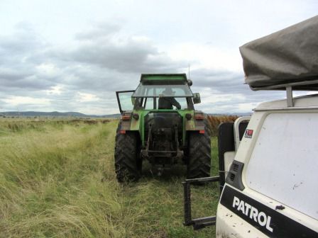 Später half uns dieser nette Farmer aus dem zweiten Schlammloch