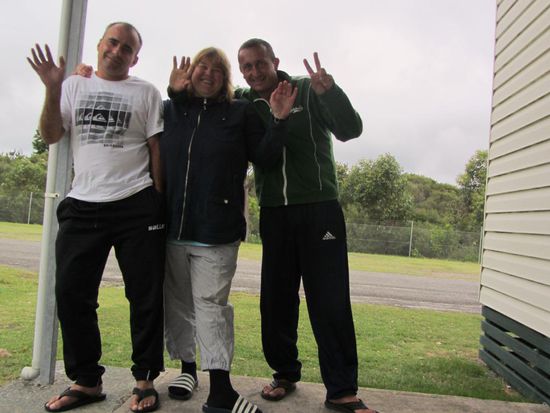 Wir grüssen aus dem regnerischen Hawks Nest. Und der Name hat schon was Wahres. Ein Nest ist es, wenn man nirgends hingehen kann. Trotz Allem, wir wissen uns zu helfen - keine Angst