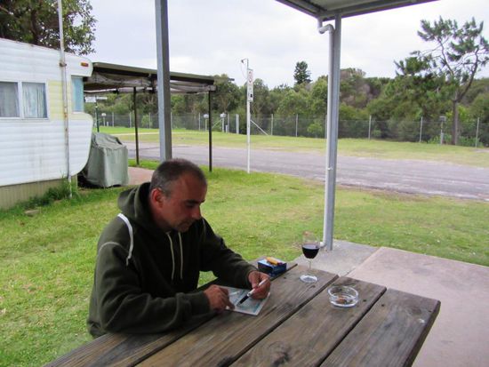 Fast drei Tage Regen in Port Stephens. Heinz auf der Veranda unseres Bungolows mit seiner Lieblingsbeschäftigung - dem Sudoku. Okay, noch ein gute Gläschen Australischer Rotwein