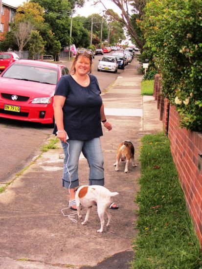 Finde, auch Bea macht sich gut mit den Hunden