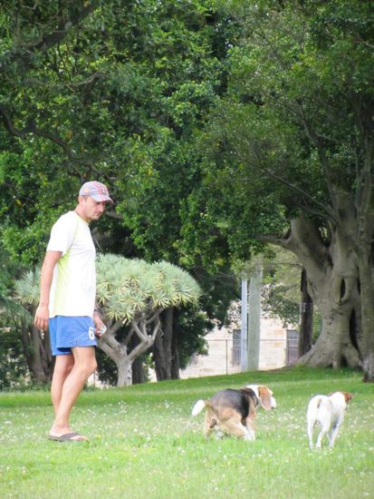 ...und so...
Was macht denn der liebe Buddy da???
Dürft drei Mal raten, wer der "Mann" mit dem Robidog-Säggli war...