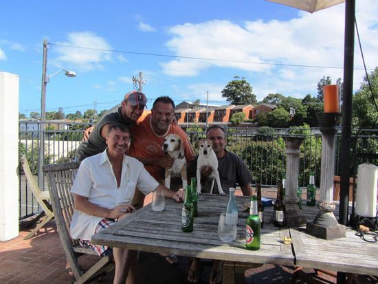 Hoher Besuch aus Augst: dr Egger Päuli. Wiedersehen mit Andrew am Nachmittag des 31.12. mit Buddy (links) und Alfie auf seiner Terrasse