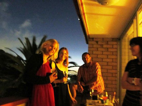 Apéro auf dem Balkon. Ein wenig unscharf, aber ich denke der Fotograf ist entschuldigt