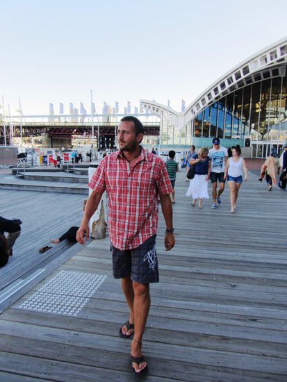 Einer der vielen Touristen in Darling Harbour. Hallo zusammen und Allen ein glückliches und erfüllendes 2012!!!