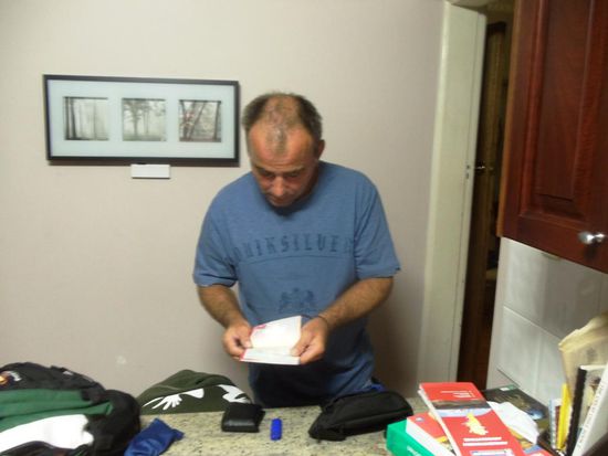 Vier Uhr morgens checkt Heinz nochmals sein Flugticket.