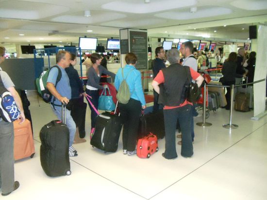 An was erkennt man eigentlich einen Schweizer..Am Carlsberg Rucksack oder an den Adiletten?????