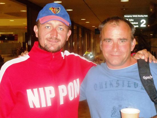 Goodbye Foto; und es ist fünf Uhr morgens. Also, bitte keine Sprüche über dieses Foto, wir haben uns richtig Mühe gegeben, nicht müde auszusehen, gelle??