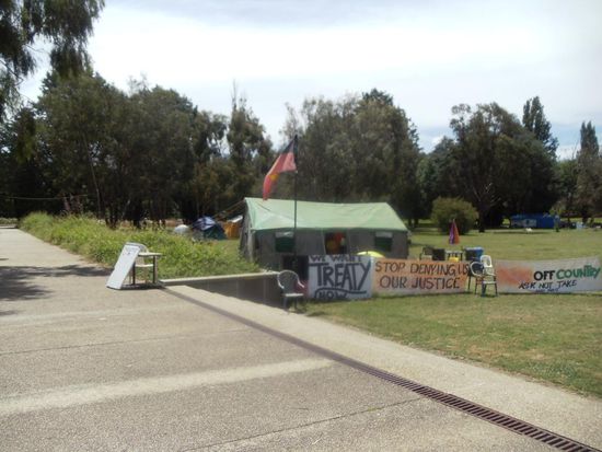 Vor dem Parlamentshaus steht dieses Aborigines Zelt mit verschiedensten Bannern um unter anderem an die "stolen children" zu erinnern.