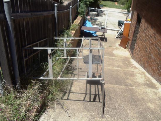 So! Die vordere Konstruktion ist weg. Ich bin ab jetzt alleine unterwegs und habe genügend Platz im Auto und auf dem Dach. Ohne diese Konstruktion wird das Dach nicht mehr so belastet und ich verbrauche weniger Diesel.