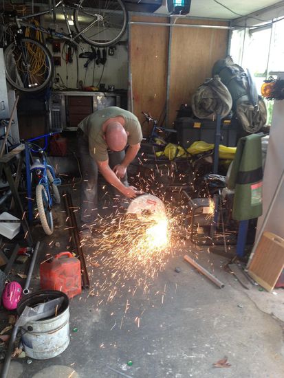 In Sydney in Mick's Heim-Werkstatt schneidet Mick die acht Metallplatten zu