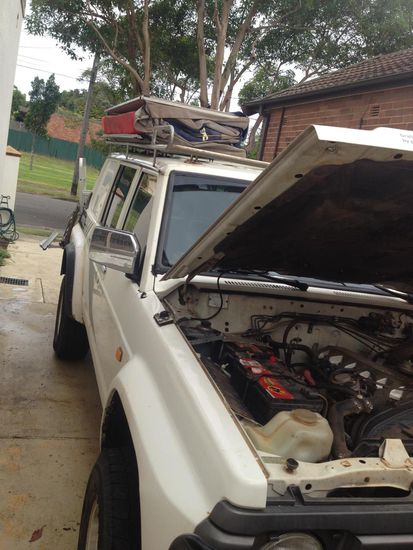 Es wird elektrisch geschweisst, daher müssen die beiden Autobatterien abgehängt werden