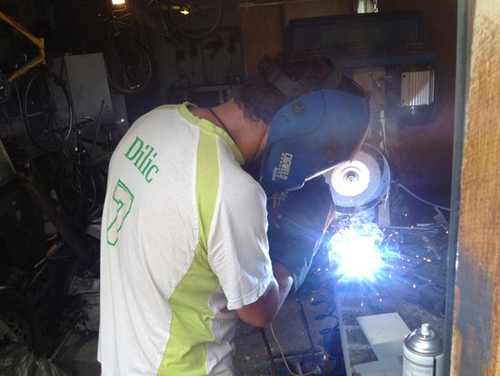 Die schwierigen Schweissarbeiten müssen natürlich von mir - dem Fachmann - persönlich ausgeführt werden