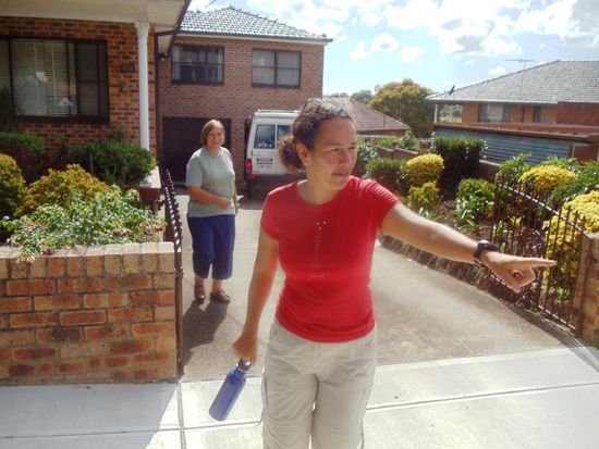 Hinten ist Anna, wo Ana Maria und Mike in Bervery Hills wohnen konnten. Ana Maria zeigt Mike an, wo's lang geht.