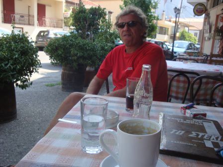 Warten in Meteora bei Frühstück bis der Pneu geflickt wurde