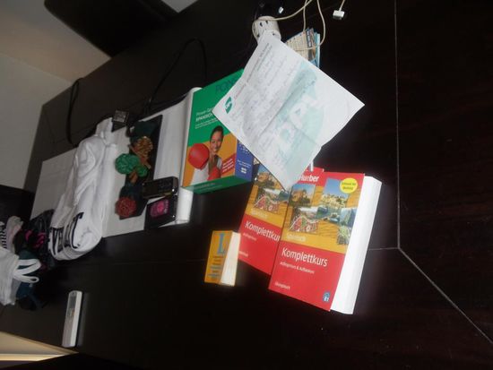 Mein Arbeitstisch mit den Spanisch Büchern in Warrnambool in Lisa's Haus.