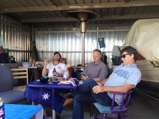 Im Blechunterstand von Ross am Australien Day mit Richard und Paul.