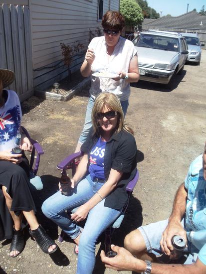 Barbara, im Hintergrund, kam nur, um meinen Pastasalat zu probieren