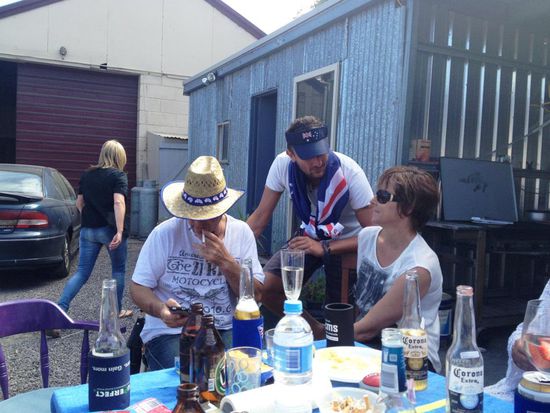 Hinter mir ist die Blechhütte von Ross, wo eigentlich alles drinnen ist, was man zum wohnen benötigt. Mir gefällts auf jeden Fall