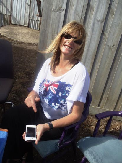 Und das ist die Lieblingsbeschäftigung der Australier und Australierinnen; das iPhone. Ist das in der Schweiz mittlerweile auch so schlimm???