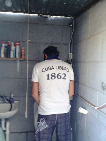 Auch das muss mal sein. Die Toilette hat keine Türe und jedesmal wenn jemand auf's WC ging, musste man das bekanntgeben, damit man nicht gestört wird. Tja, da hat sich wohl jemand angeschlichen...