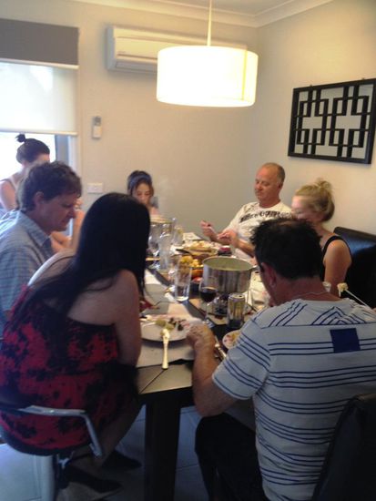 Fondue Plausch in Warrnambool. Trotz einigen kritischen Blicken scheints zu schmecken