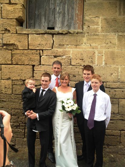 Ein Hochzeitsfoto gibts auch noch von Gary und Leanne mit Kindern