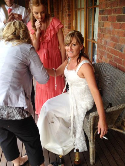 Hier musste die Braut nach einem kleinen Sturz gepflegt werden..