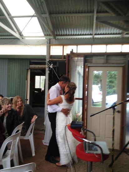 Hochzeitstanz. Denke, Hochzeiten sind auf der ganzen Welt ungefähr gleich...