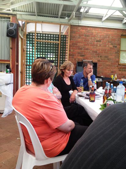 Ein paar mit Hangovers, aber das Bier ging trotzdem langsam aber sicher runter. Ja, und ich konnte mich auch von allen gebührend verabschieden