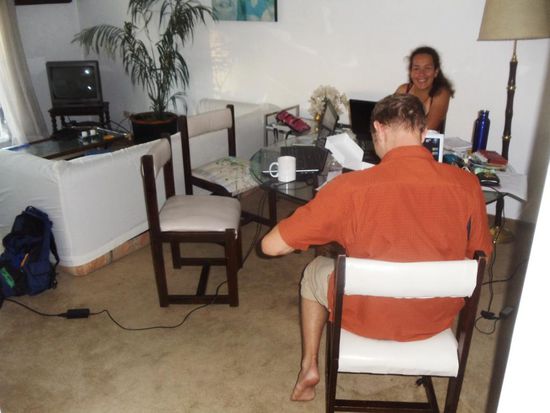 Unsere Zwei Zimmer Wohnung in Buenos Aires mit Ana Maria und Mike. Der Wohnzimmer-Esstisch gleicht einem Call Center oder sonst einer Computer Programmierfirma