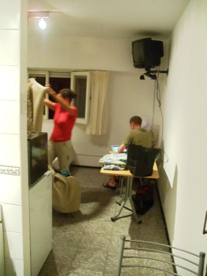 Wohnungsbezug im Stadtteil Abasto in der Tucamán Strasse, 3. Stock. Während Mike (sein Gesicht darf nicht - NIE - im Internet erscheinen) meine Internetverbindung kontrolliert, testet und alles installiert, hilft mir Ana Maria beim Einrichten und die Betten beziehen. Danke euch Beiden für ALLES!!