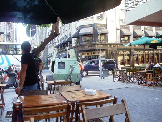 In Retiro oder Centro in der Strasse Reconquista. Ein paar hundert Meter lang gibt es hier Strassencafés, Pubs und Restaurants. Hier sitze ich im 'mueller',....