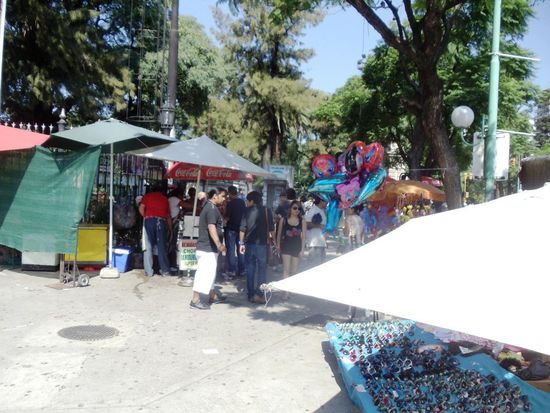 Viele Stände und Leute, welche auch in den anliegenden Zoo wollen