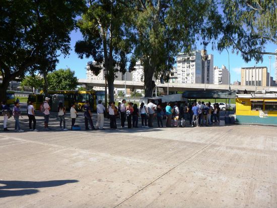 So wird in Buenos Aires auf den Bus gewartet. Manchmal hundert Meter lang ist die Warteschlange - aber alle sehr diszipliniert