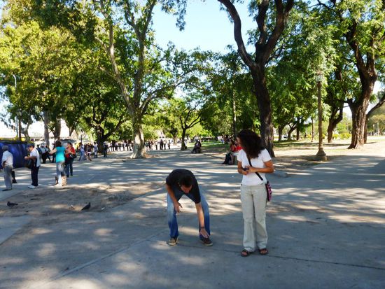 Hier zeige ich Ana Maria wie hoch das Wasser in meiner Wohnung nach dem Sturm war