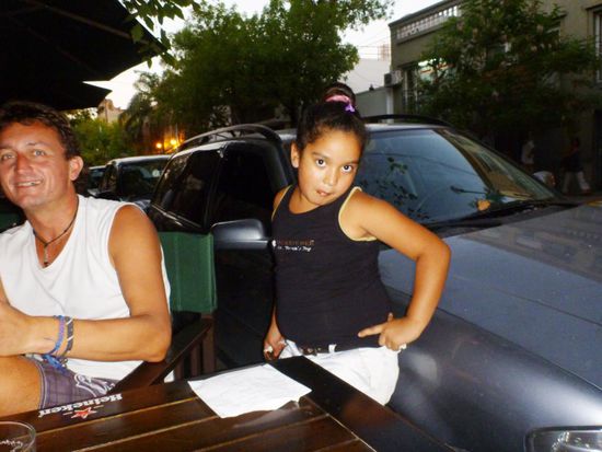 Und die Kleine war recht hartnäckig und bettelte um Geld. Auf dem Zettel auf dem Tisch steht genau, wieviel sie will. Als ich ihr nichts gab, kneifte sie mich drei Mal. Was für ein freches Ding