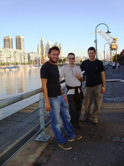 Dr Ronny het mr no es paar Föteli gschiggt. Nachtrag vom 9. März in Puerto Madero (vor dem Nachtessen). Nachher waren die Bäuche ein wenig "ausgefüllter"